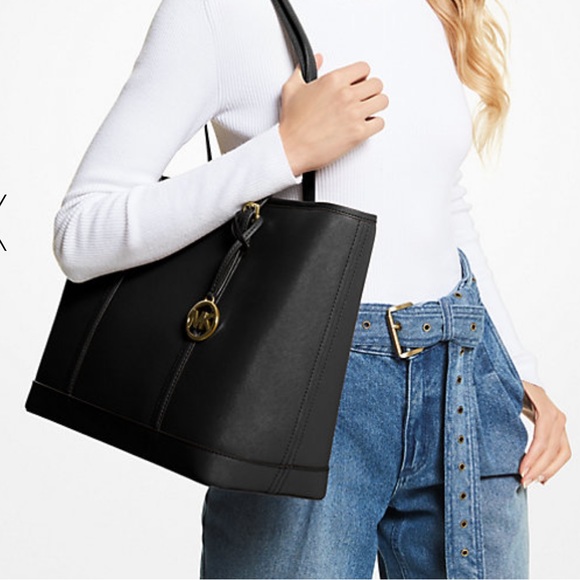 MICHAEL KORS
Jet Set Travel Large Top Zip Shoulder Tote Saffiano Leather
Black - Picture 15 of 16